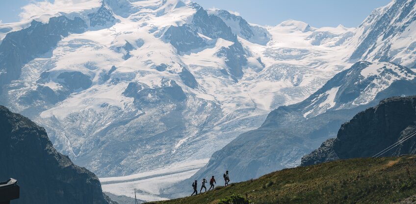 Walk through nature and enjoy the beautiful view | © Gabriel Perren