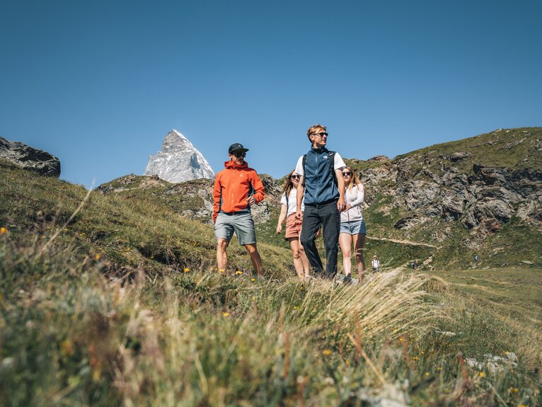 Escursione con gli amici sul Schwarzsee con il Cervino sullo sfondo | © Gabriel Perren