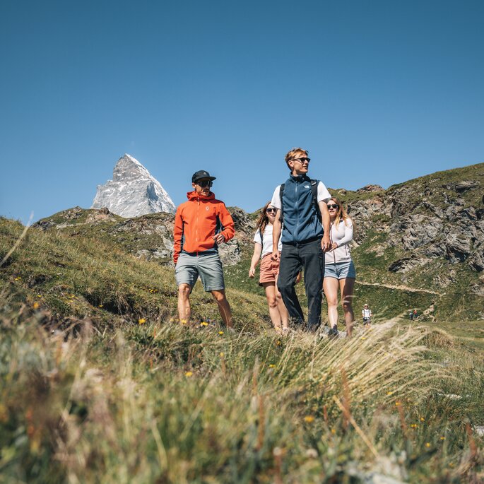 Hiking with friends on the Schwarzsee with the Matterhorn in the background | © Gabriel Perren