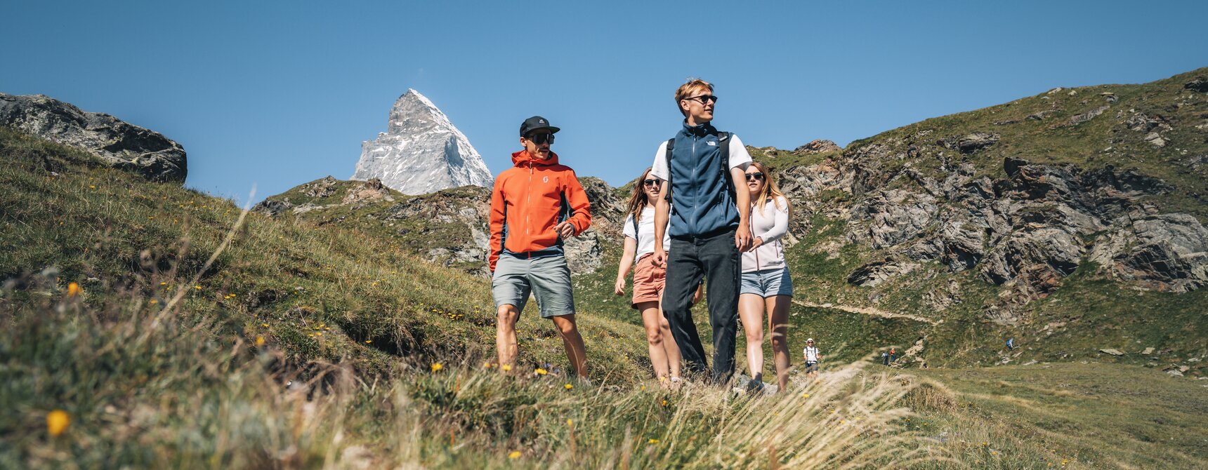 Wandern mit Freunden auf dem Schwarzsee mit dem Matterhorn im Hintergrund | © Gabriel Perren