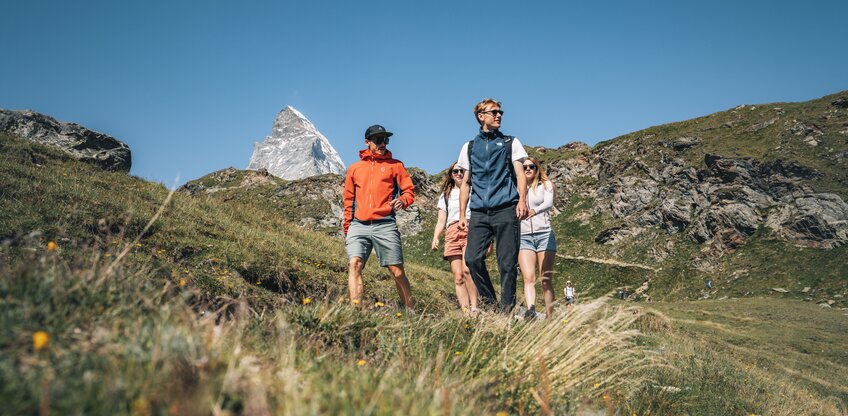 Escursione con gli amici sul Schwarzsee con il Cervino sullo sfondo | © Gabriel Perren