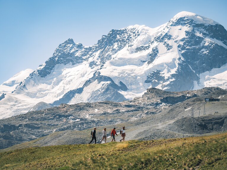 Durch die Natur spazieren und die schöne Aussicht geniessen | © Gabriel Perren