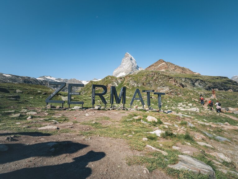 Punto fotografico con lettere di Zermatt allestito sul lago Schwarzsee | © Gabriel Perren