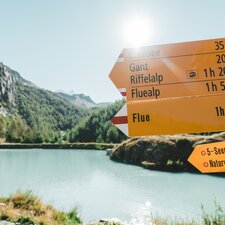 Wegweiser am Moosjisee | © Marco Schnyder