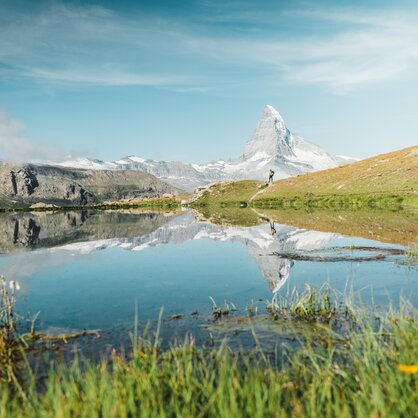Escursione al lago di Stellisee vicino al Cervino riflettente  | © Marco Schnyder