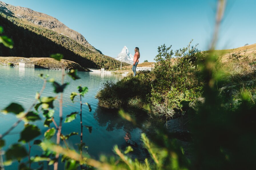 Hiking at lake Moosjisee | © Marco Schnyder