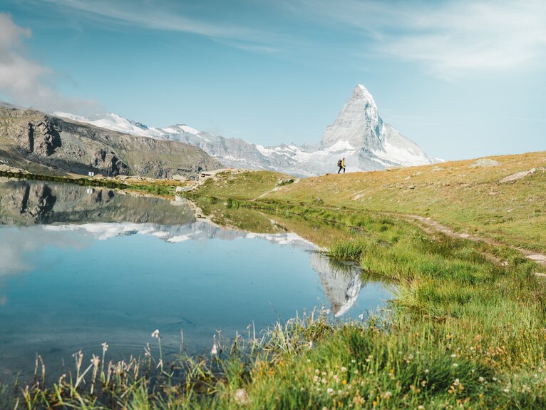 Escursione al lago di Stellisee vicino al Cervino riflettente | © Marco Schnyder