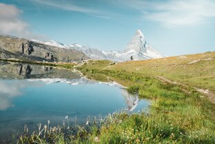 Wandern am Stellisee beim sich spiegelnden Matterhorn  | © Marco Schnyder