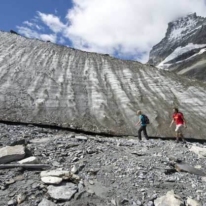 Deux randonneurs qui marchent au bord du glacier | © Michi Portmann