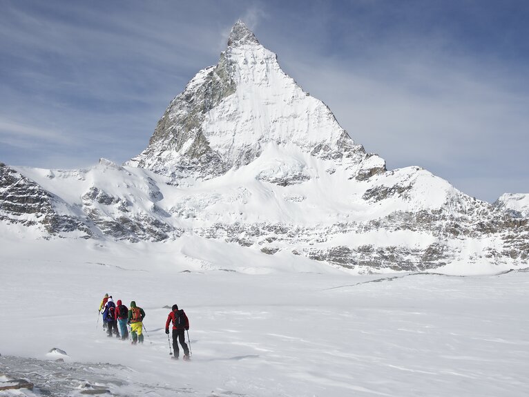 A group of snowshoers in front of the Matterhorn | © Michi_Portmann