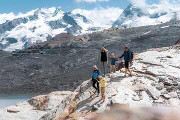 Famille descendant des rochers, en arrière-plan, Breithorn et Dufourspitze | © basic_home