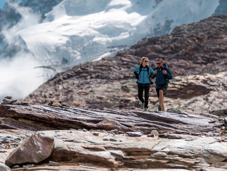 Una donna e un uomo durante un'escursione, con la parete nord del Breithorn sullo sfondo | © basic_home