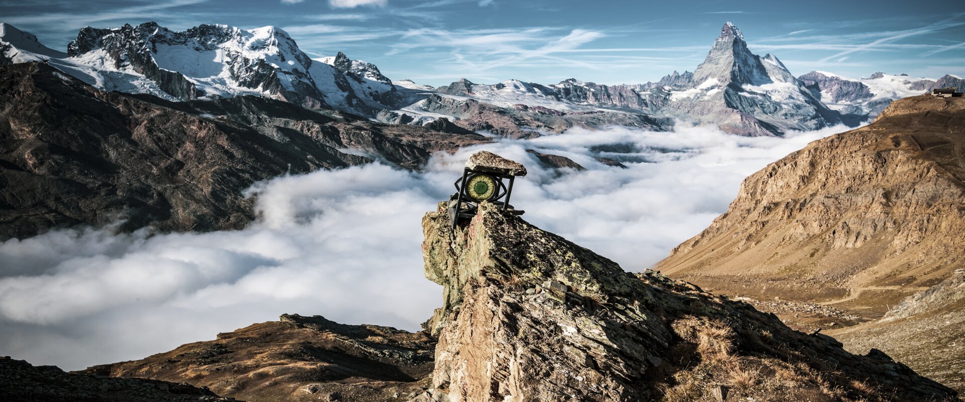Un bellissimo paesaggio montano sul cammino verso la libertà
