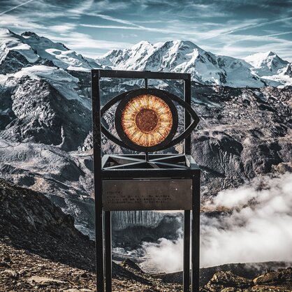 Un bellissimo paesaggio montano sul cammino verso la libertà