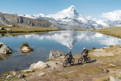 Two people biking along the Stellisee.  | © Basic Home Production