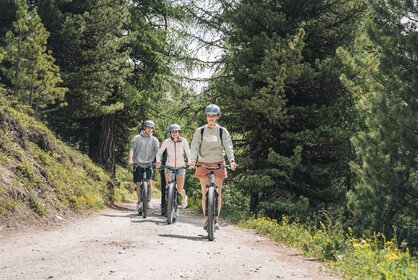 A group enjoys the fast ride on the kickbikes from Sunnegga to Zermatt. | © Gabriel Perren