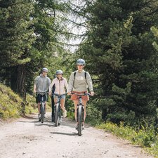 A group enjoys the fast ride on the kickbikes from Sunnegga to Zermatt. | © Gabriel Perren