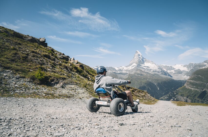 Un uomo cavalca un mountain cart da Sunnegga a Blauherd.  | © Gabriel Perren