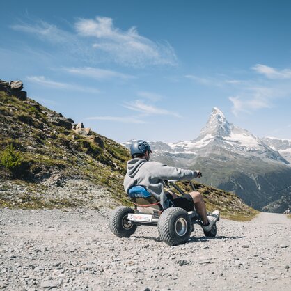 Ein Mann fährt mit dem Mountaincart von Sunnegga nach Blauherd.  | © Gabriel Perren