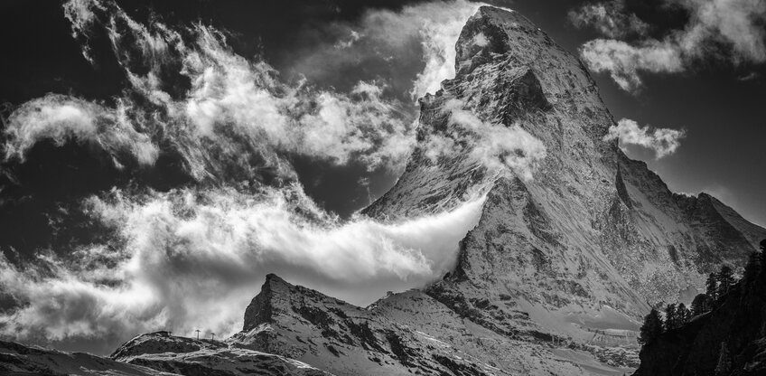 Clouds move around the Matterhorn.  | © Zermatt Bergbahnen