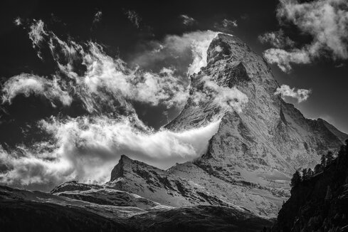 Wolken ziehen ums Matterhorn.  | © Zermatt Bergbahnen