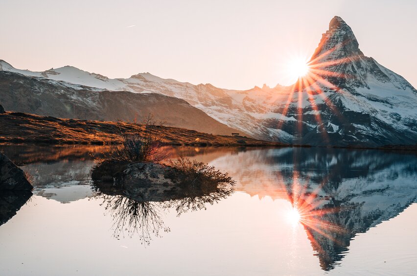 In herbstlicher Stimmung spiegelt sich das Matterhorn beim Sonnenuntergang im Stellisee.  | © Gabriel Perren