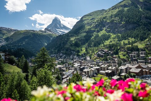 Das Dorf Zermatt im Sommer mit dem Matterhorn im Hintergrund | © Pascal Gertschen