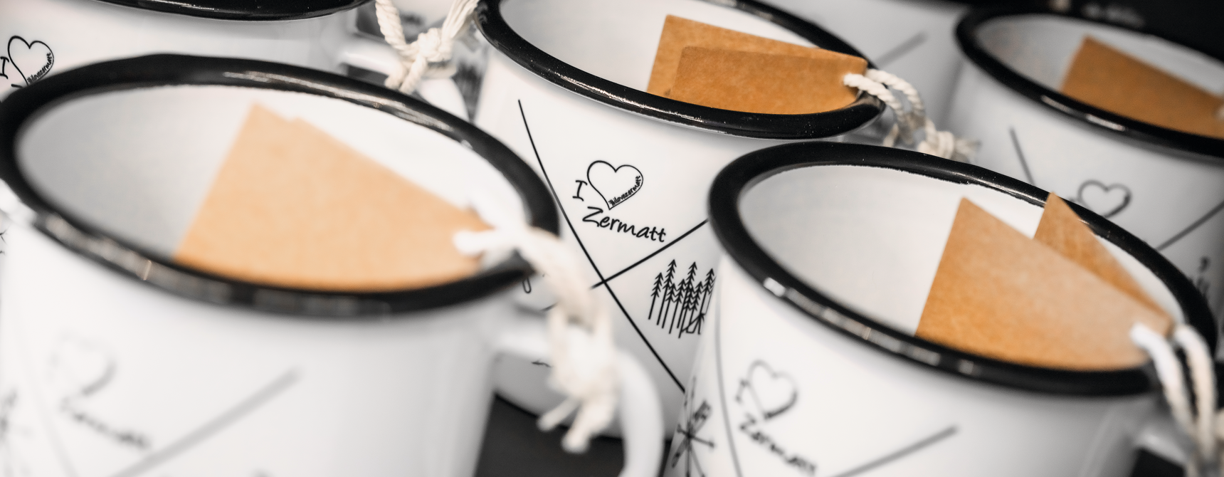 Tasses souvenirs blanches, en vente dans les boutiques du Matterhorn Paradise.  | © Zermatt Bergbahnen