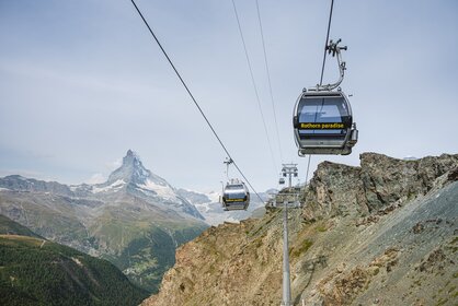 The combi cable car runs between Sunnegga and Blauherd and the Matterhorn can be seen in the background. | © Christian Pfammmatter