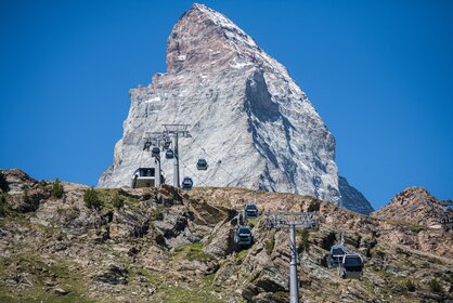 Matterhorn Express Gondeln fahren vor dem Matterhorn Richtung Schwarzsee | © Michael Portmann