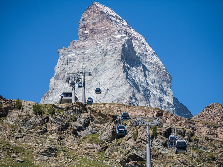 Matterhorn Express Gondeln fahren vor dem Matterhorn Richtung Schwarzsee | © Michael Portmann