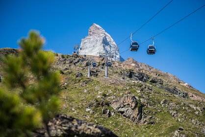 Matterhorn Express fahren Richtung Schwarzsee. Im Hintergrund thront das Matterhorn  | © Michael Portmann