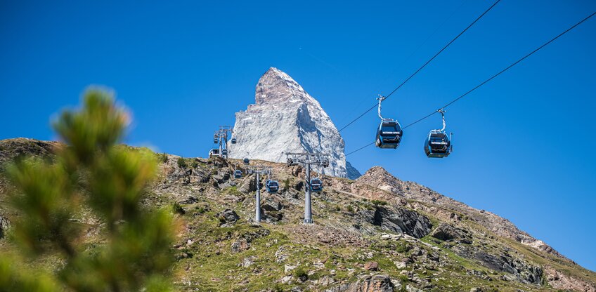 Matterhorn Express fahren Richtung Schwarzsee. Im Hintergrund thront das Matterhorn  | © Michael Portmann
