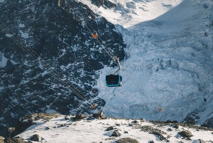 Matterhorn Glacier Ride 1 schwebt über den Theodulgletscher. Eiskluften erscheinen hinter der blauen Gondel.  | © Gabriel Perren 